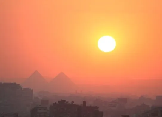 západ slnka nad pyramídami